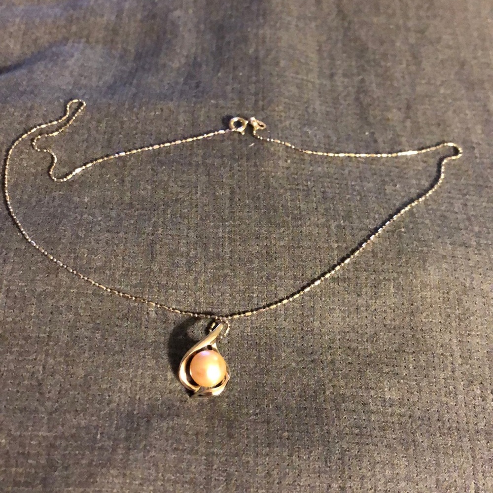 Pearl like pendant and silver necklace
